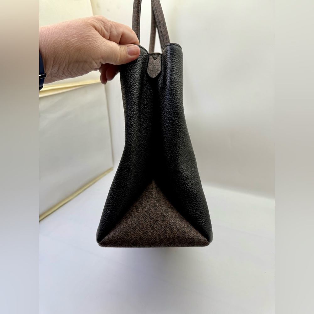 Michael Kors Jet Set Large East West Tote – Black/Brown‎ Signature - Picture 4 of 9